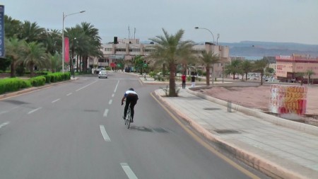 The last downhill on the city's outskirts. The wind was at last blocked by the buildings ahead, and Rami could go at full speed!